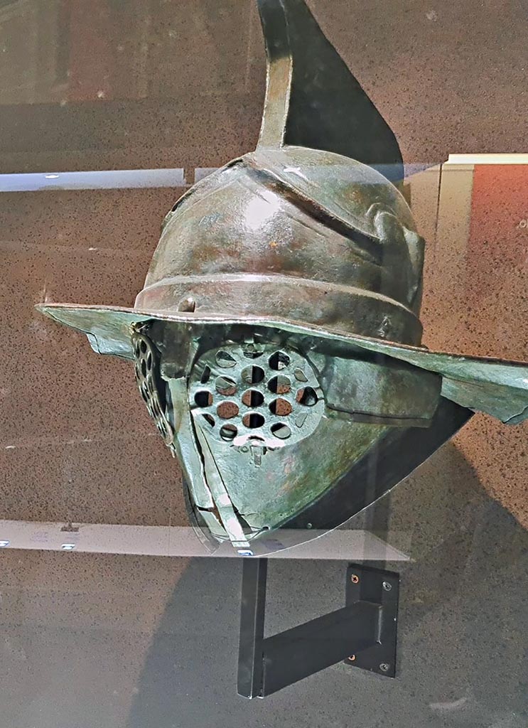VIII.7.16 Pompeii. Gladiator’s Helmet with undecorated top. Photo taken May 2021, courtesy of Giuseppe Ciaramella.
Now in Naples Archaeological Museum. Inventory number 5638.

