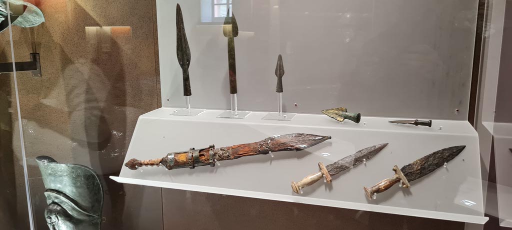 VIII.7.16 Pompeii. Display of weapons in Naples Archaeological Museum. Photo taken May 2021, courtesy of Giuseppe Ciaramella.