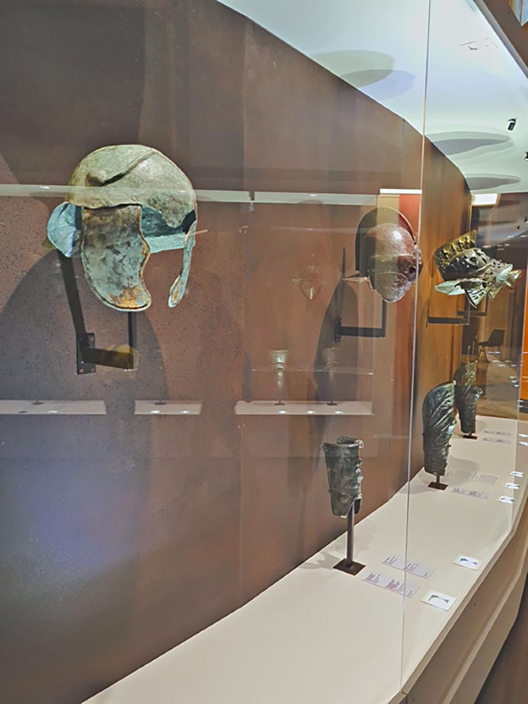 Display cabinet in Naples Archaeological Museum. May 2021. Photo courtesy of Giuseppe Ciaramella.