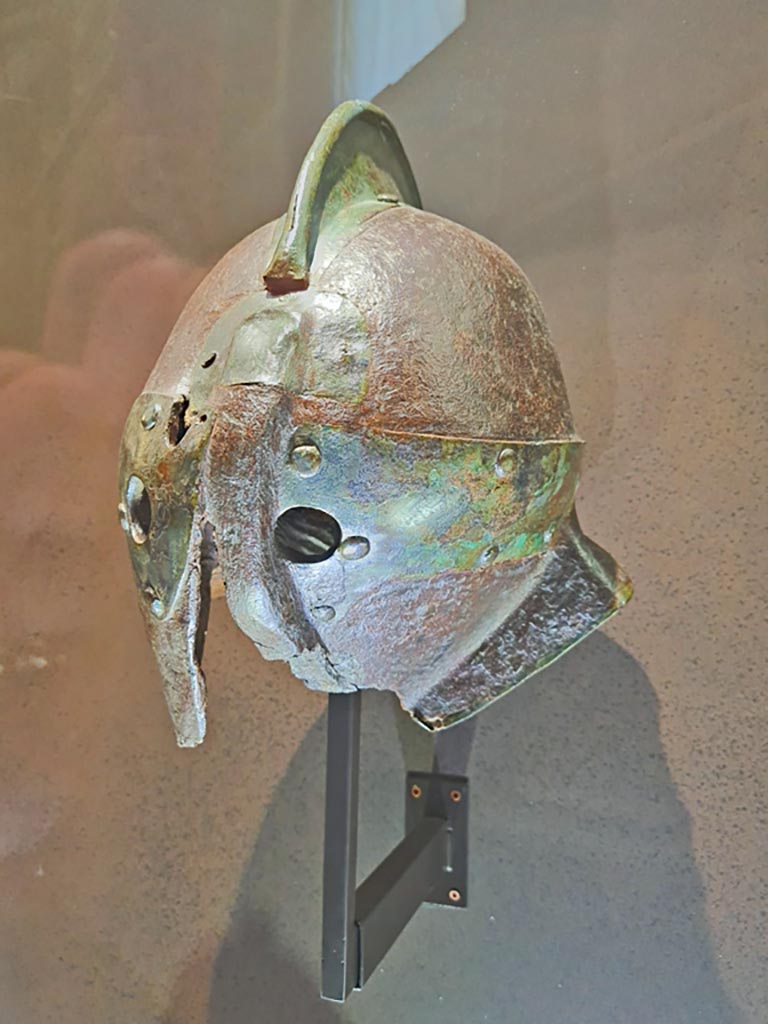 VIII.7.16 Pompeii. Roman iron secutor gladiator helmet also said to be from Herculaneum.
Photo taken May 2021 in Naples Archaeological Museum, courtesy of Giuseppe Ciaramella.
