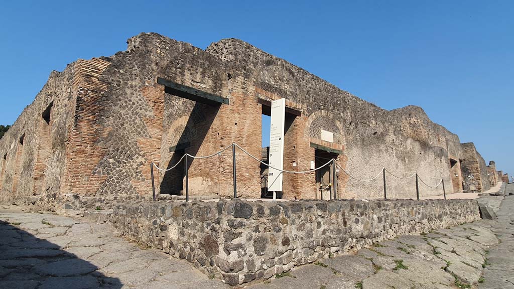 VIII.7.17, Pompeii, left of centre. December 2018. 
Looking west to entrances VIII.7.16, on left, and VIII.7.17, 18 and 19, on Via Stabiana. Photo courtesy of Aude Durand.

