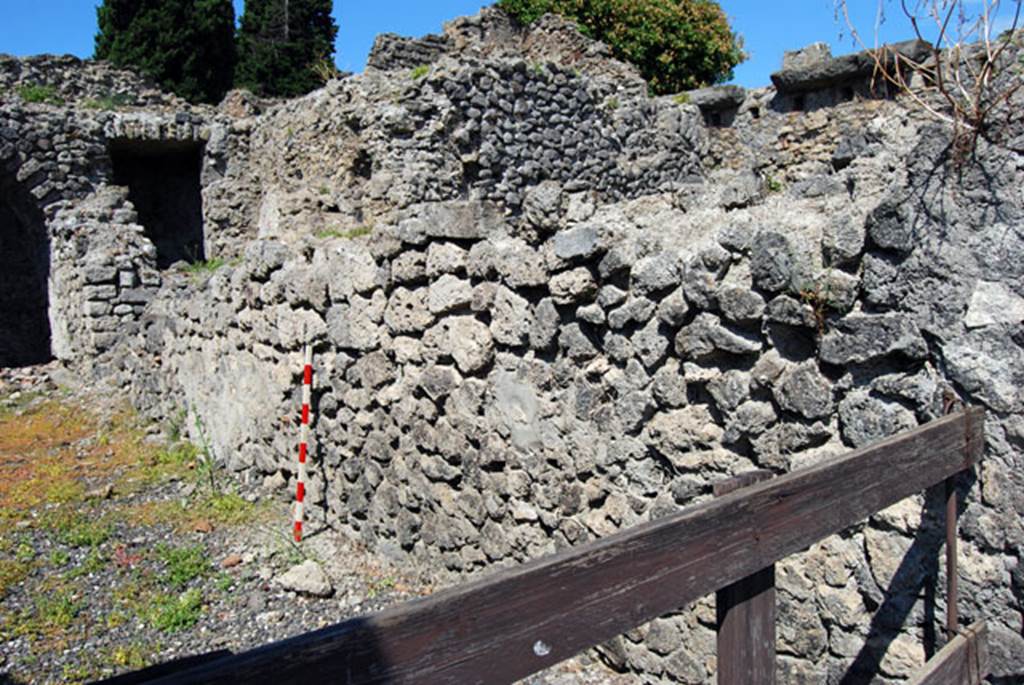 VIII.7.22 Pompeii. June 2009. North wall of entrance corridor, looking west. Photo courtesy of Sera Baker.
