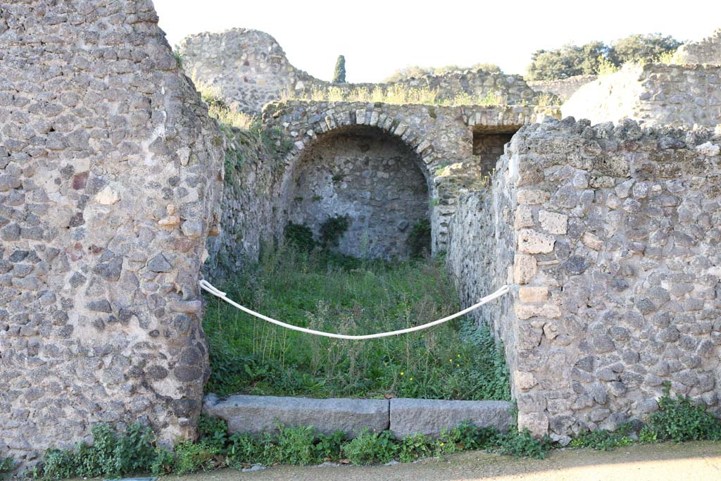 VIII.7.22 Pompeii. December 2018. Looking west to entrance doorway. Photo courtesy of Aude Durand.