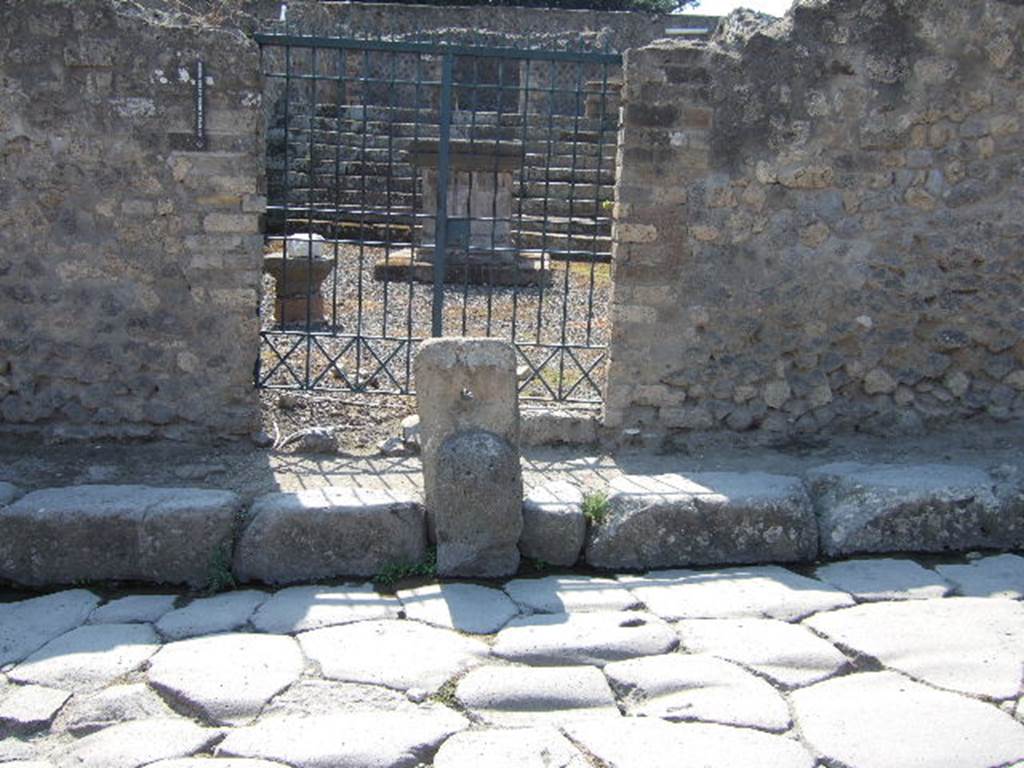 VIII.7.25 Pompeii. May 2005. Entrance and fountain.