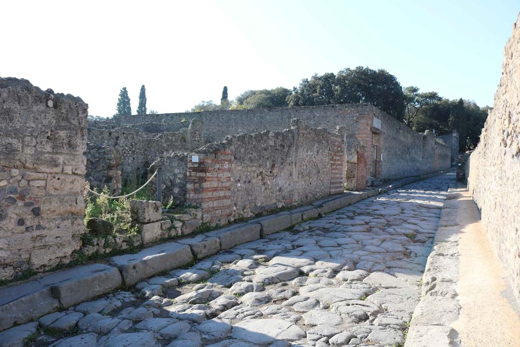 VIII.7.26, Pompeii. December 2018. 
Looking towards entrance doorway, on left, on south side of Via del Tempio d’Iside. Photo courtesy of Aude Durand.

