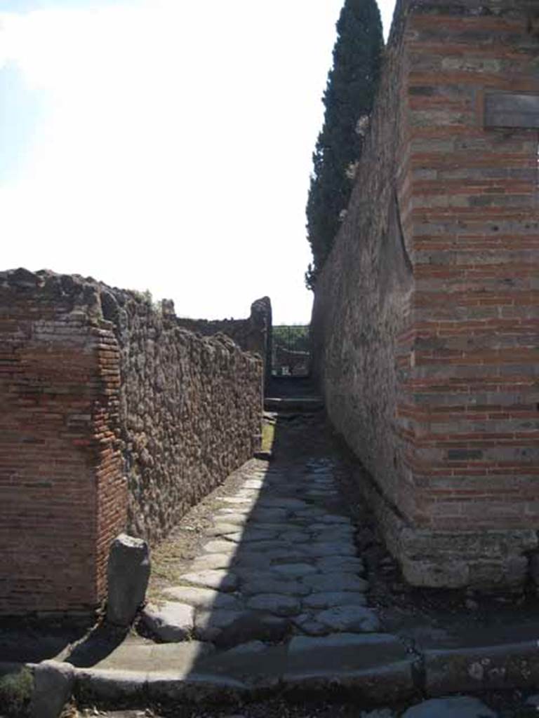 VIII.7.27 Pompeii. September 2010. Entrance to passage looking south towards theatre. Photo courtesy of Drew Baker.
