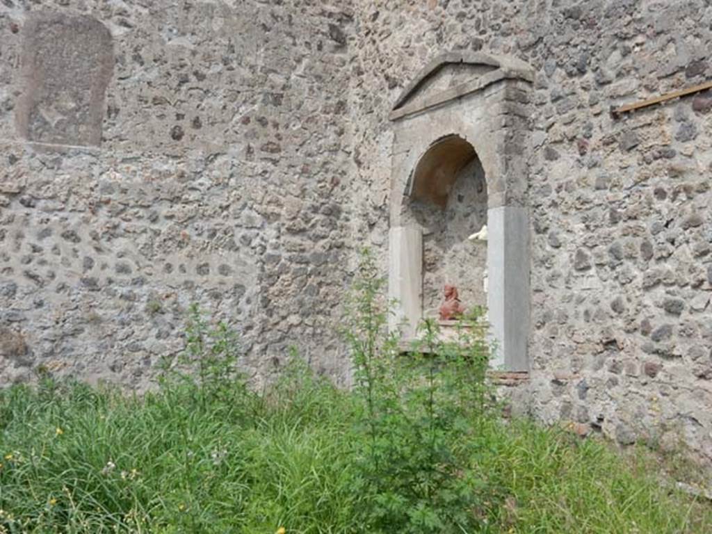 VIII.7.28 Pompeii. May 2017. Niche in north-west corner of the sacred room or Hall of initiation.
Photo courtesy of Buzz Ferebee.
