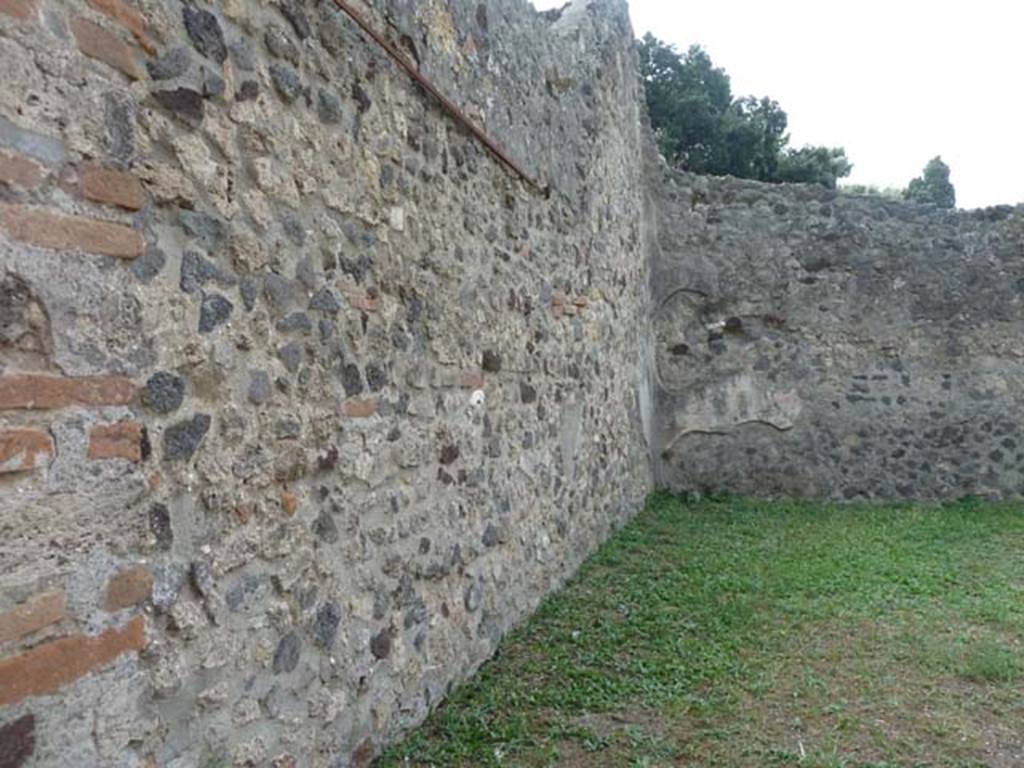 VIII.7.28 Pompeii. September 2015. South wall of Ekklesiasteron (dining area).