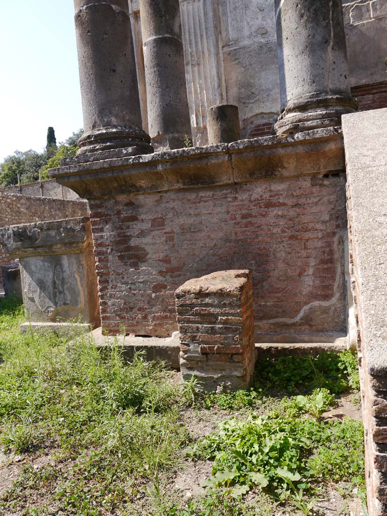 VIII.7.28 Pompeii. September 2018. Altar on south side of steps to podium/cella.
Foto Anne Kleineberg, ERC Grant 681269 DÉCOR.

