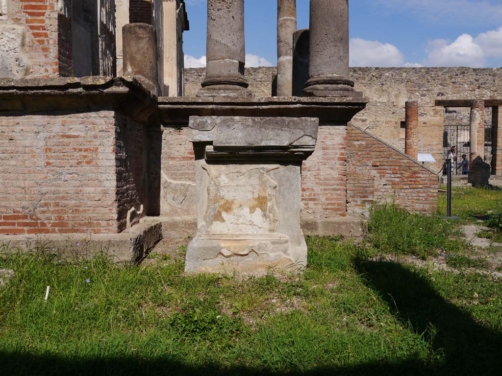VIII.7.28 Pompeii. September 2018. Looking north towards south side of altar.
Foto Anne Kleineberg, ERC Grant 681269 DÉCOR.
