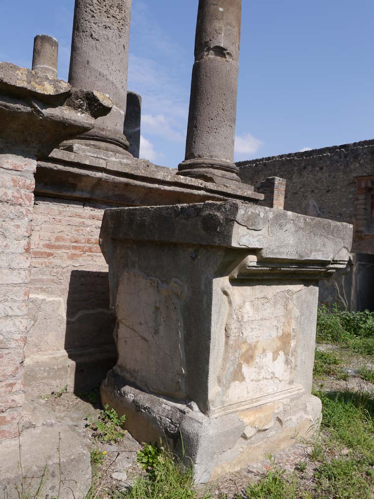 VIII.7.28 Pompeii. September 2018. Looking towards west and south side of altar. 
Foto Anne Kleineberg, ERC Grant 681269 DÉCOR.
