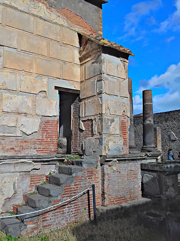 VIII.7.28 Pompeii. 2017/2018/2019. 
Looking towards south-east corner and south wall with steps. Photo courtesy of Giuseppe Ciaramella.
