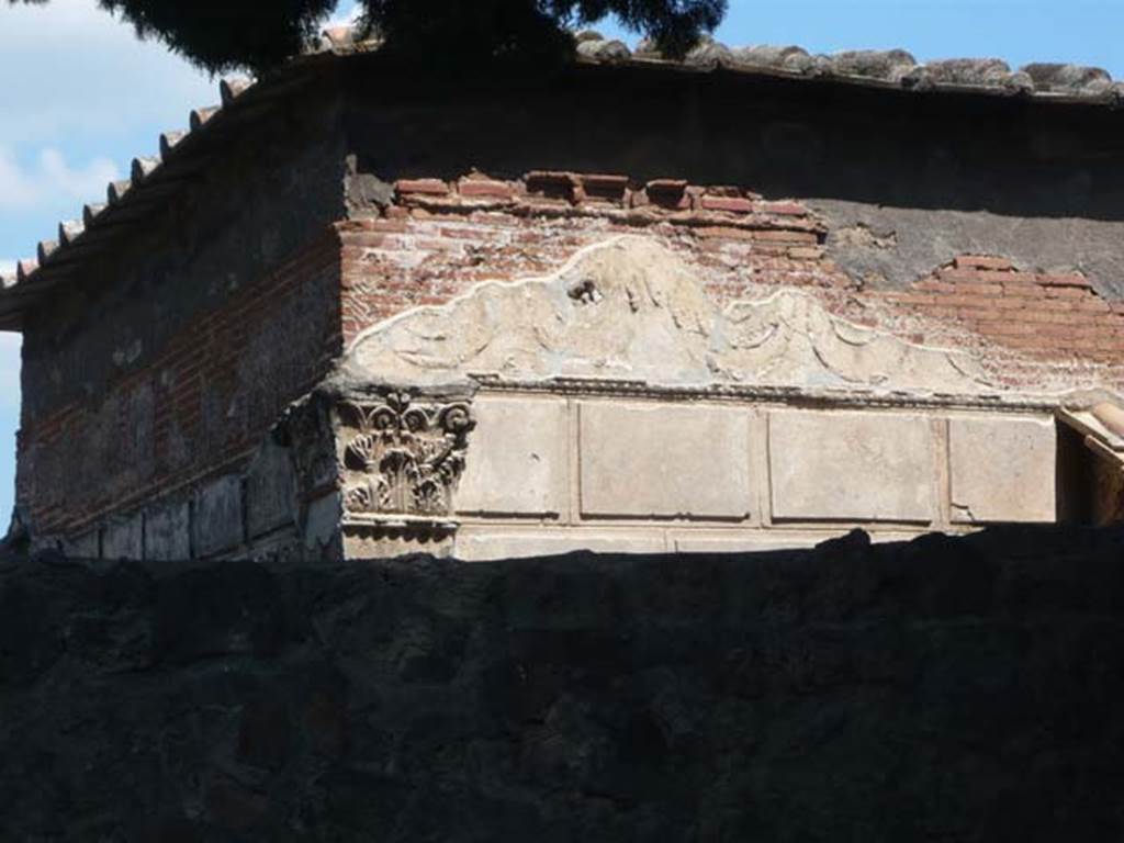 VIII.7.28, Pompeii. May 2011. Detail of upper south wall. Photo courtesy of Buzz Ferebee.