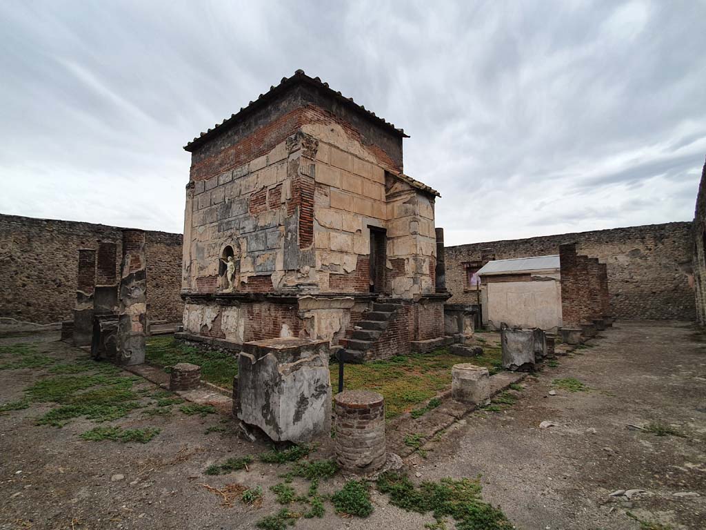 VIII.7.28 Pompeii. August 2021. Looking north along west portico, on left, and east along south portico, on right.
Foto Annette Haug, ERC Grant 681269 DÉCOR.

