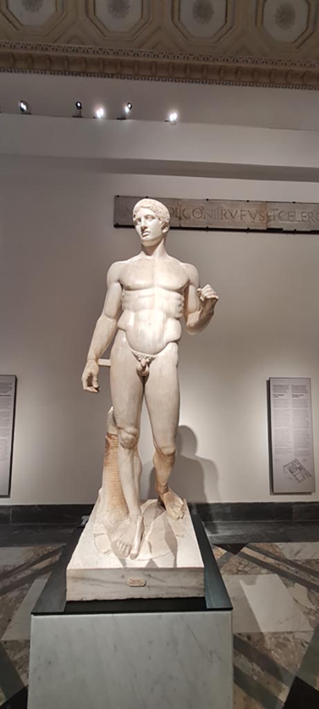 VIII.7.29 Pompeii. April 2023. 
Found at the foot of one of the columns on the south side.
Marble statue of Doryphorus (spear carrier) on display in “Campania Romana” gallery
Now in Naples Archaeological Museum. Inventory number 6011.
Photo courtesy of Giuseppe Ciaramella.
