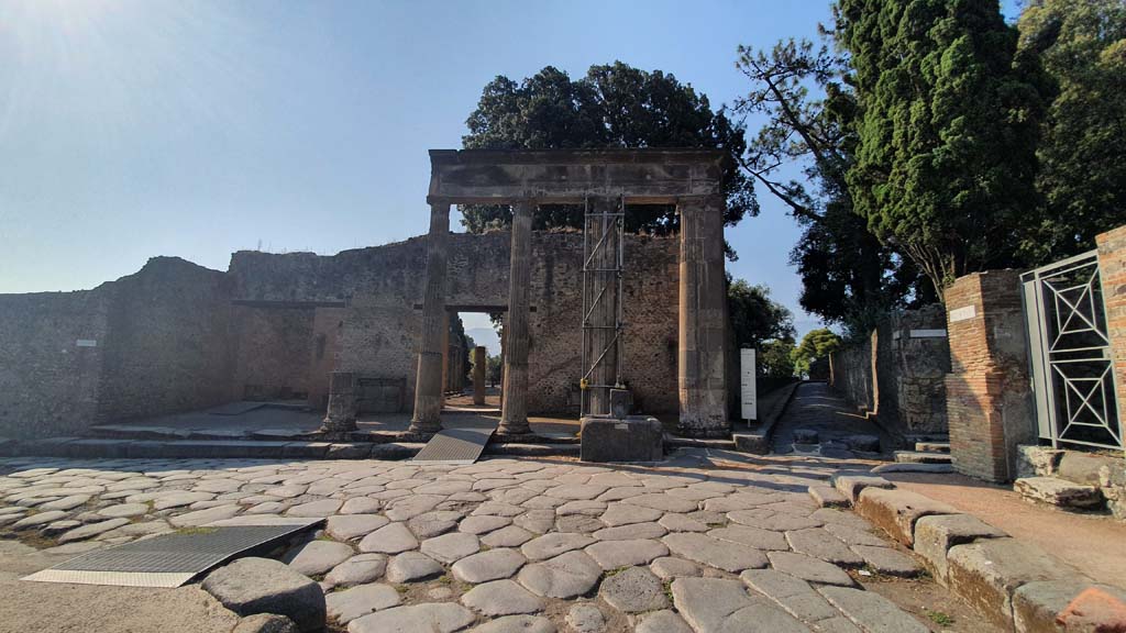 VIII.7.30 Pompeii. July 2021. Looking towards entrances on south side of Via del Tempio d’Iside, from Via dei Teatri.
Foto Annette Haug, ERC Grant 681269 DÉCOR.
