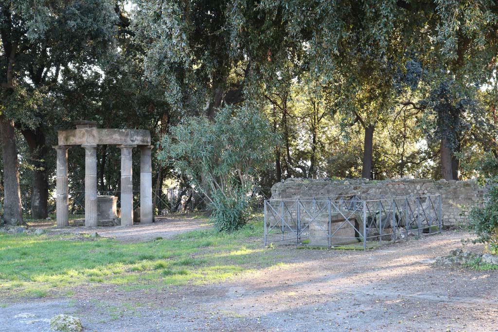 VIII.7.32 Pompeii. December 2018. Looking south-east towards Tholos. Photo courtesy of Aude Durand.