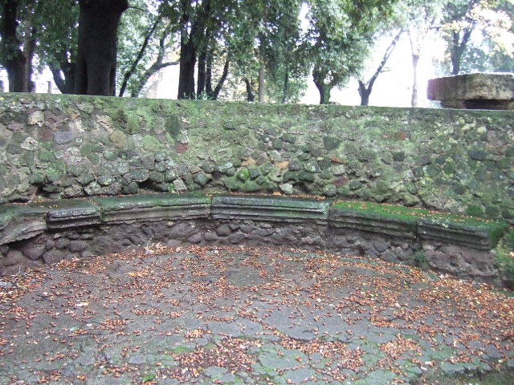 VIII.7.33 Pompeii Triangular Forum. December 2005. Back of semi circular stone bench.