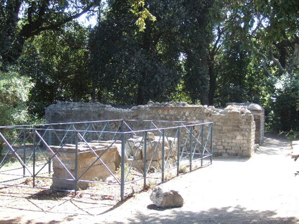 VIII.7.34 Pompeii. September 2005. Altars and Tomb in front of Doric Temple. Looking south-east from north side.