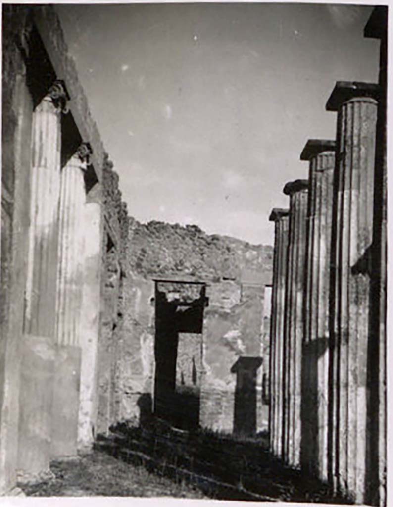 IX.1.20 Pompeii. Pre-1943. Room 2, atrium, looking north along west side. Photo by Tatiana Warscher.
See Warscher, T. Codex Topographicus Pompeianus, IX.1. (1943), Swedish Institute, Rome. (no.78), p. 147.
