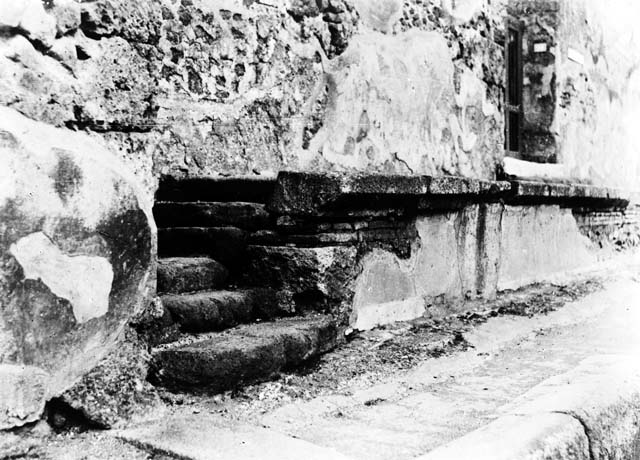 IX.1.20 Pompeii. Pre-1943. Drawing and photo by Tatiana Warscher.
According to Warscher – “The grand door (1) was behind the pilasters (2), a passage (3-4), hidden behind the wall to the right, permitted entry into the house by a small door (5) without having to open the main door. 
This passage was closed on the road side by a small door, of which some ironwork could still be seen.” 
See Warscher, T. Codex Topographicus Pompeianus, IX.1. (1943), Swedish Institute, Rome. (no.72a), p. 132.
