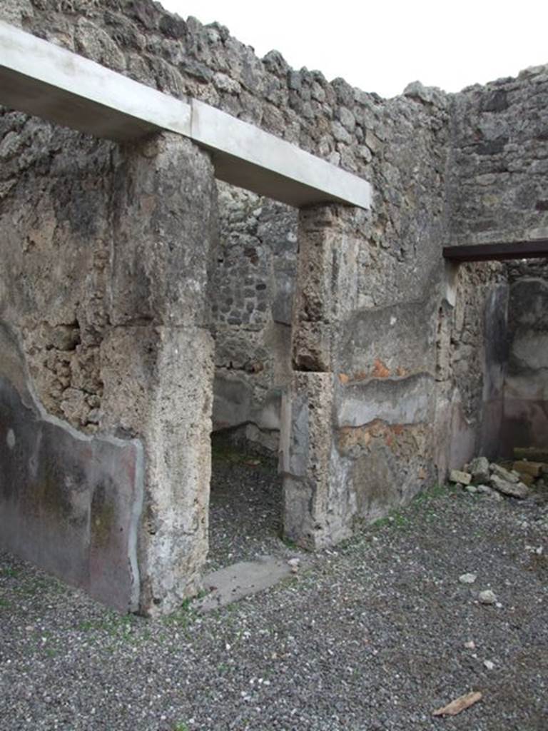 IX.1.22 Pompeii. December 2007. Doorway to room 32, room with window onto Vicolo di Tesmo.