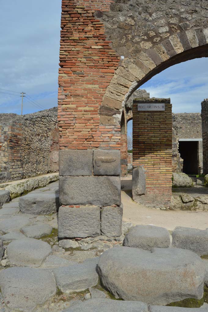 IX.2.1 Pompeii. March 2018. Looking east towards north pilaster with phallus relief.
Foto Taylor Lauritsen, ERC Grant 681269 DÉCOR.

