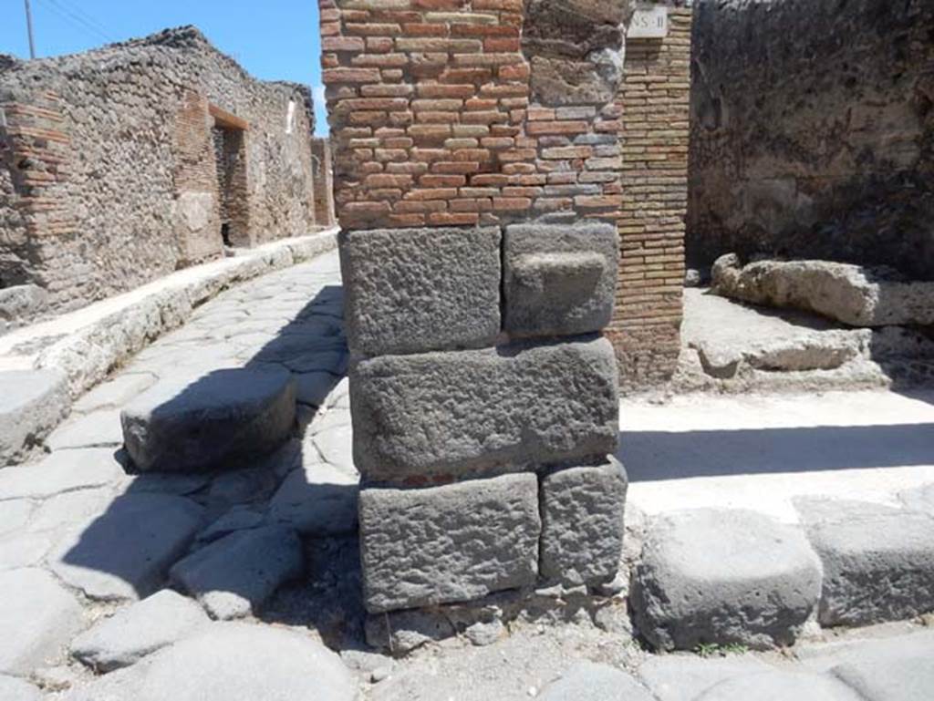 IX.2.1 Pompeii. May 2017. Arcade pillar made from blocks of lavastone. Photo courtesy of Buzz Ferebee.
