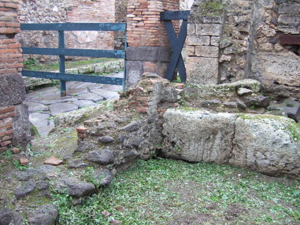 IX.2.1 Pompeii. December 2005. Bench and entrance IX.2.28 looking out to unnamed vicolo.