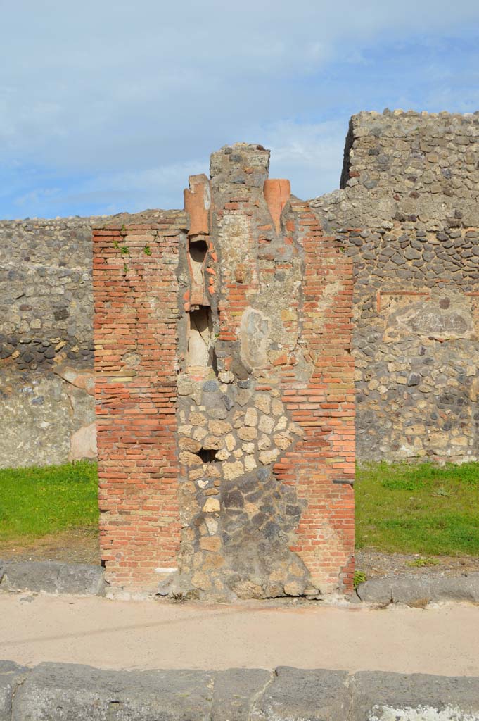 IX.2.3 Pompeii, on right. March 2018. 
Looking east to pilaster with downpipes between IX.2.2, on left, and IX.2.3, on right. 
Foto Taylor Lauritsen, ERC Grant 681269 DÉCOR.
