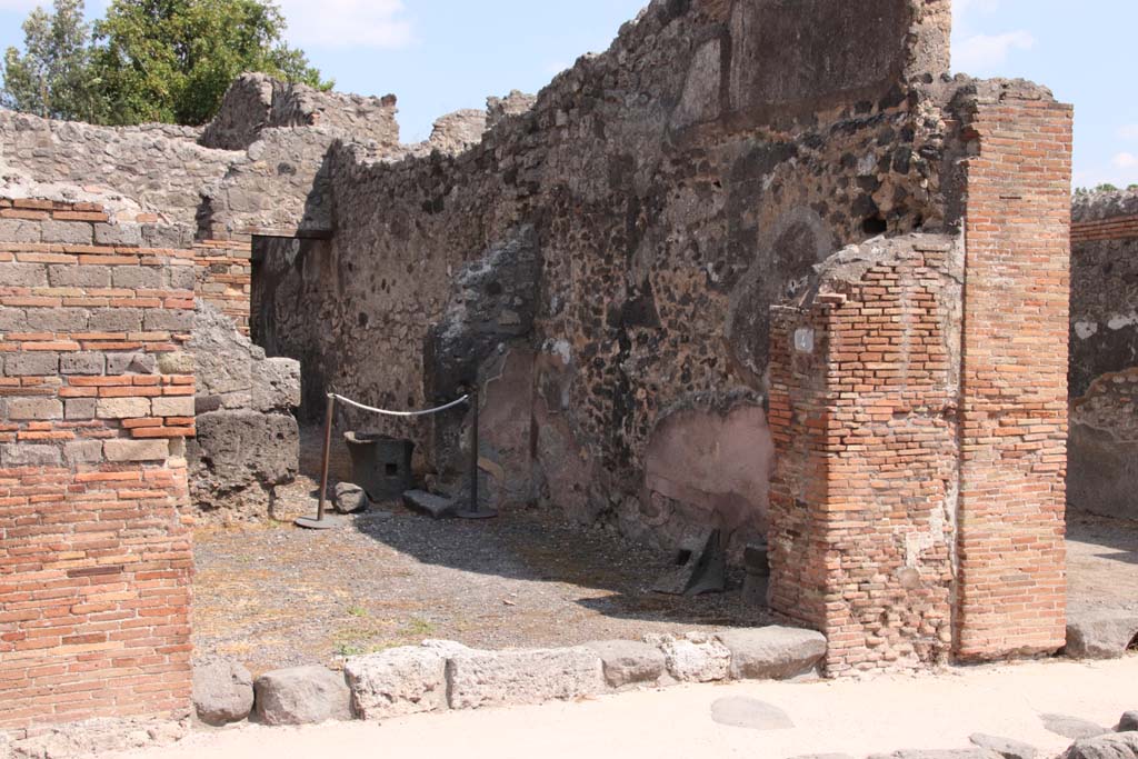 IX.2.4 Pompeii. September 2021. Looking east towards entrance doorway. Photo courtesy of Klaus Heese.