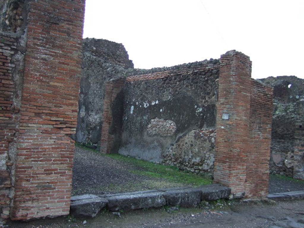 IX.2.5 Pompeii.   December 2005. South wall of shop.