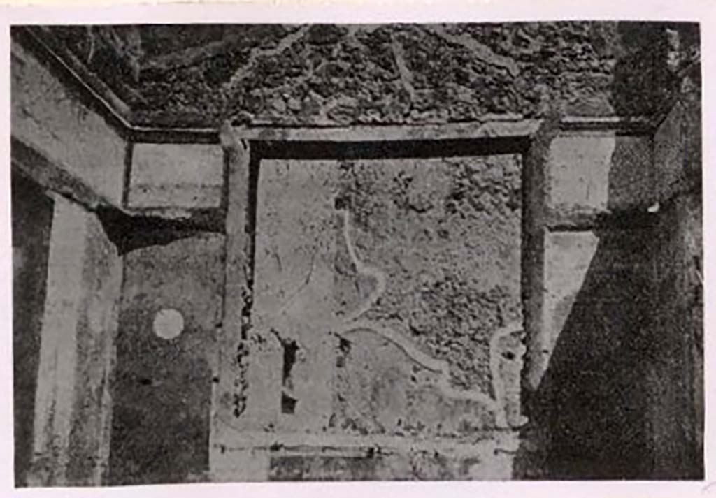 IX.2.5 Pompeii. Pre-1943. Looking towards window in east wall, on either side of which was a painted medallion. Photo by Tatiana Warscher.
See Warscher, T. Codex Topographicus Pompeianus, IX.2. (1943), Swedish Institute, Rome. (no.14.), p. 35.
