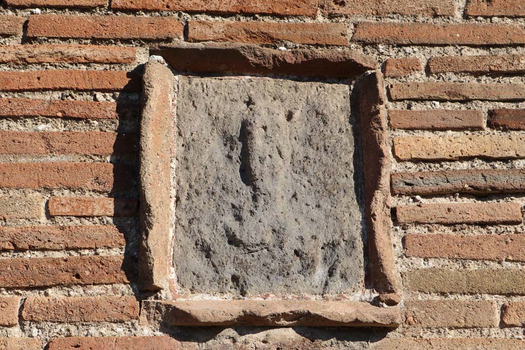 Plaque with phallus on pilaster between IX.2.6 and IX.2.7. December 2018. Photo courtesy of Aude Durand.