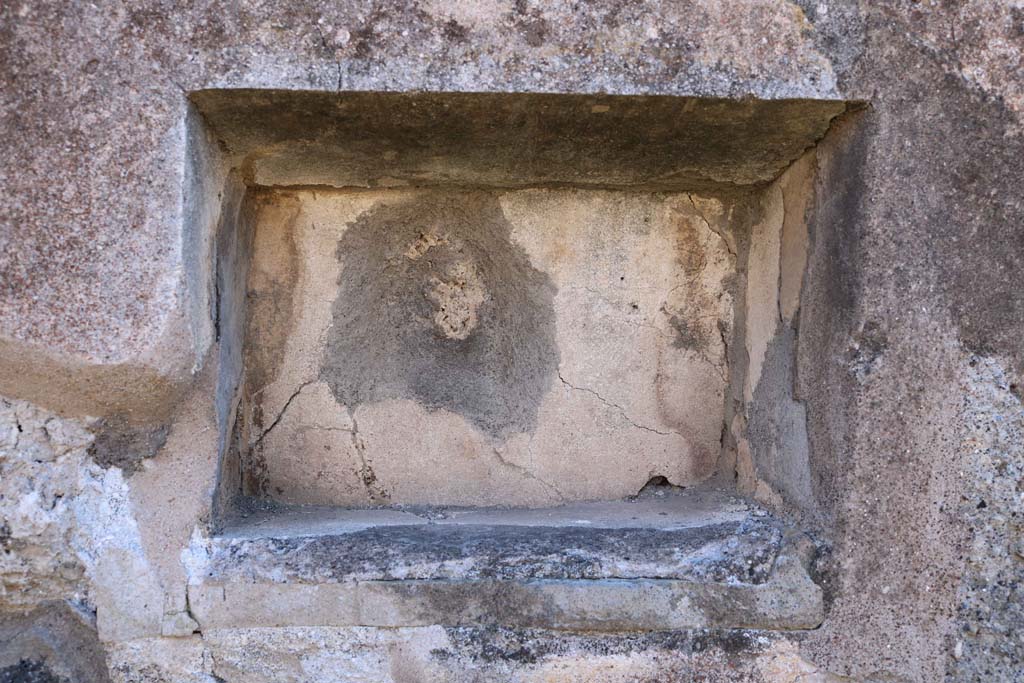 IX.2.7 Pompeii. December 2018.  Niche in south wall of shop room. Photo courtesy of Aude Durand.