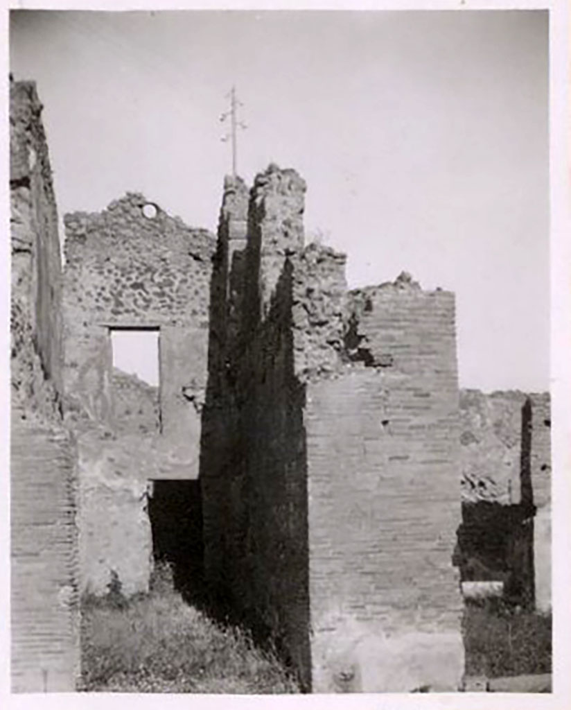 IX.2.8 Pompeii. Pre-1943. Looking east from entrance, which took the form of a corridor, or may have been for the servants. 
The small house also had an upper floor, as can be shown by the doorway in the upper east wall. Photo by Tatiana Warscher.
See Warscher, T. Codex Topographicus Pompeianus, IX.2. (1943), Swedish Institute, Rome. (no.25a.), p. 54.
