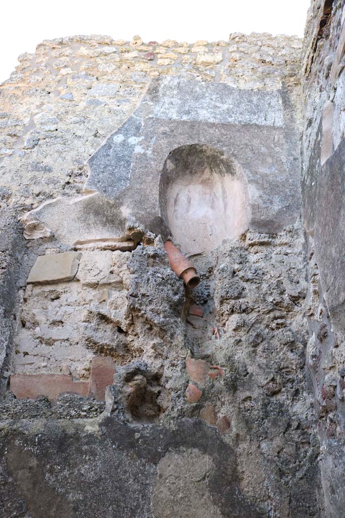 IX.2.8 Pompeii. December 2018. Upper south wall with niche latrine. Photo courtesy of Aude Durand.