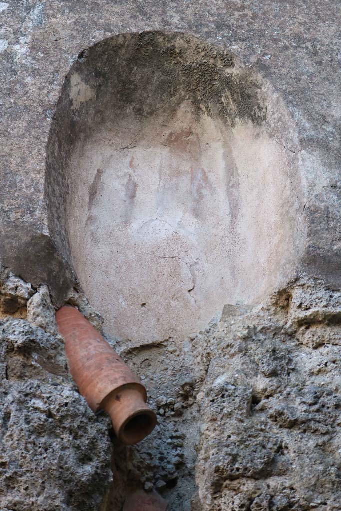 IX.2.8 Pompeii. December 2018. 
Detail of niche latrine in upper south wall. Photo courtesy of Aude Durand.
