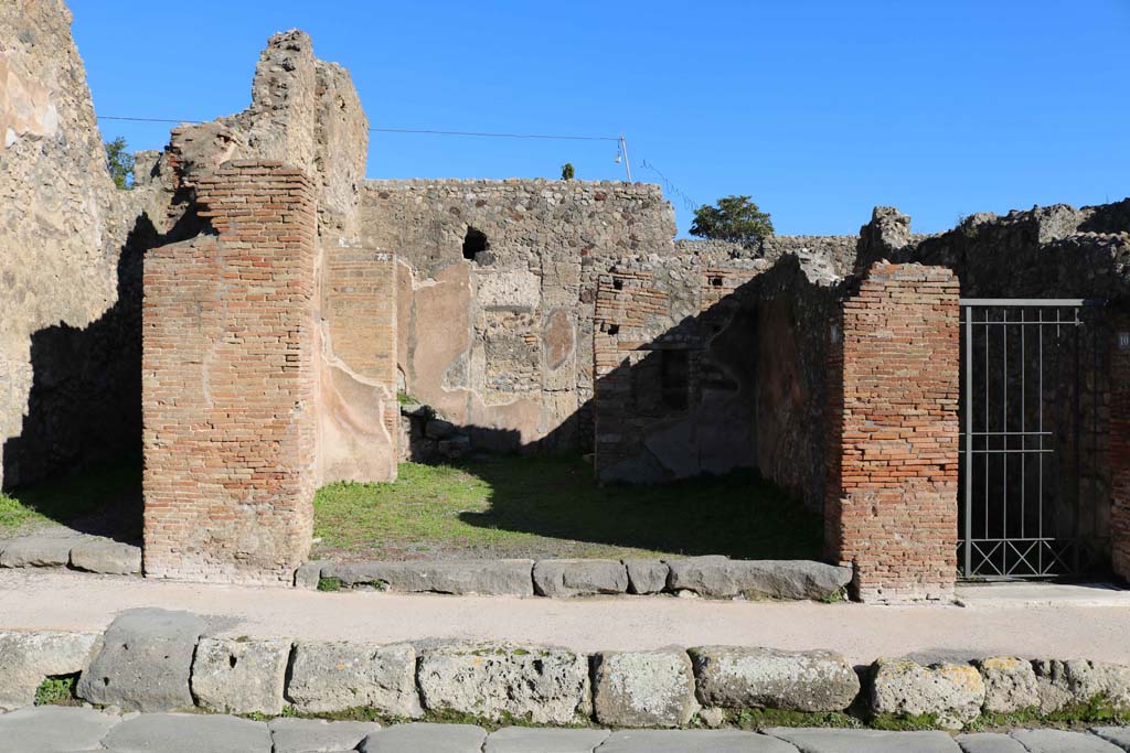 IX.2.9 Pompeii. December 2018. Looking east to entrance doorway. Photo courtesy of Aude Durand.

