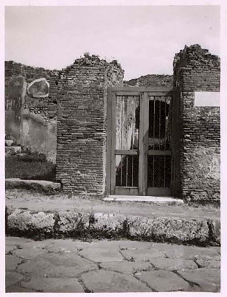 IX.2.10 Pompeii. Pre-1943. Entrance doorway on Via Stabiana. Photo by Tatiana Warscher.
See Warscher, T. Codex Topographicus Pompeianus, IX.2. (1943), Swedish Institute, Rome. (no.27.), p. 59.
