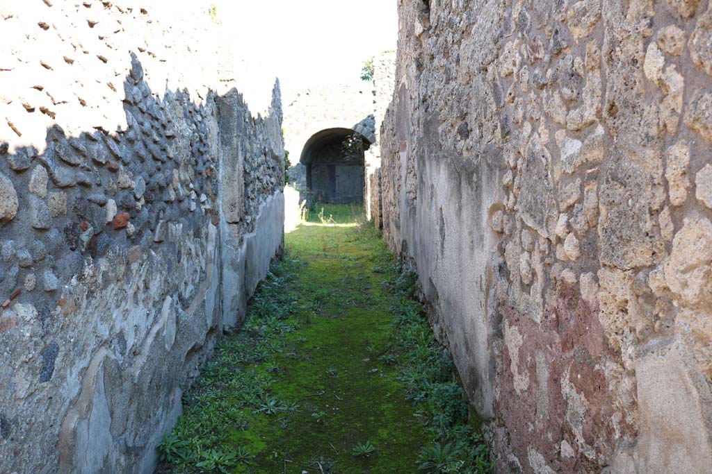 IX.2.10 Pompeii. December 2018. Looking east along entrance corridor from doorway. Photo courtesy of Aude Durand.

