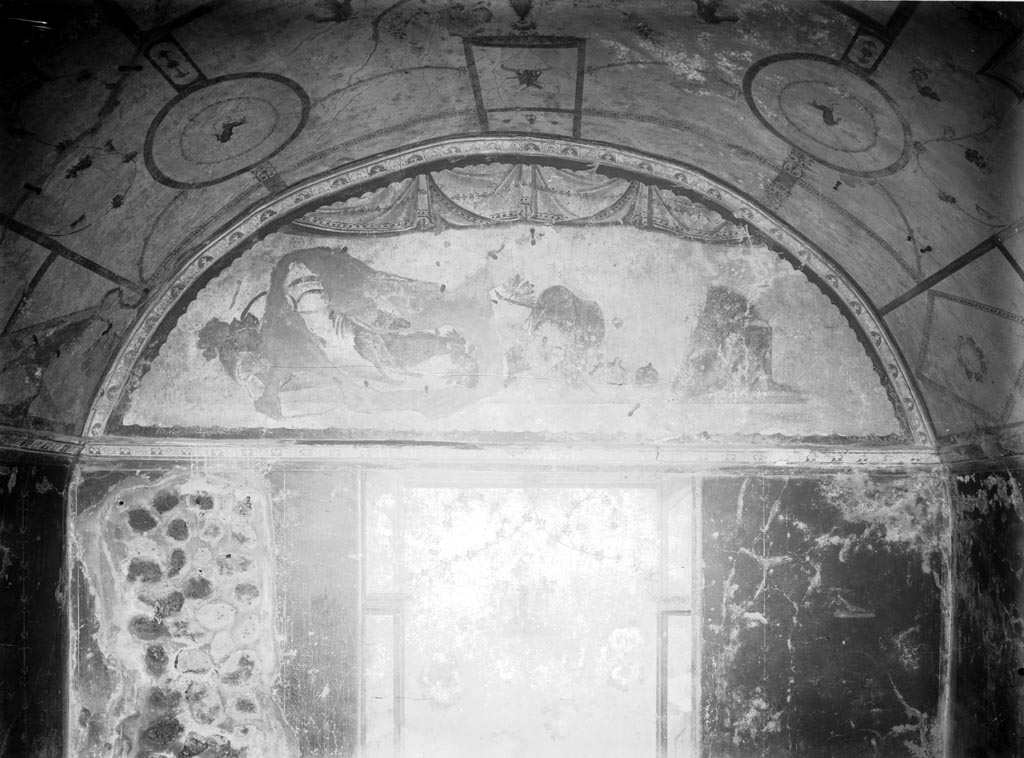 IX.2.10 Pompeii. W.1487. Tablinum, east wall with painted decoration.
Photo by Tatiana Warscher. Photo © Deutsches Archäologisches Institut, Abteilung Rom, Arkiv.
