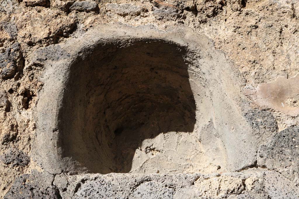 IX.2.11 Pompeii. December 2018. Niche on east end of north wall. Photo courtesy of Aude Durand.