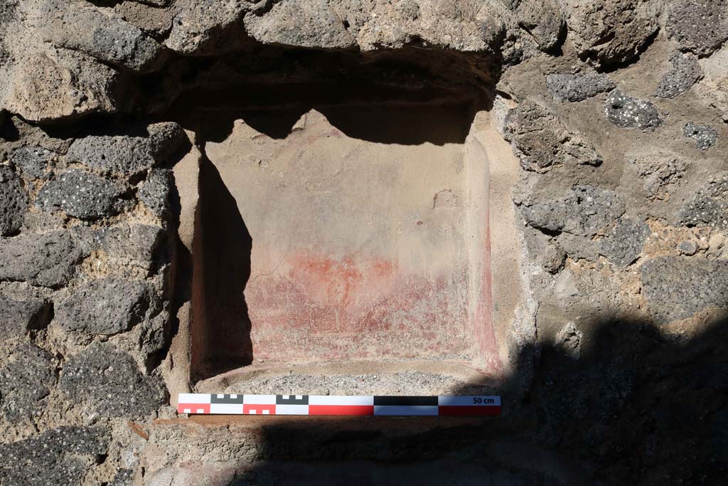 IX.2.12 Pompeii. December 2018. Detail of niche in north wall. Photo courtesy of Aude Durand.