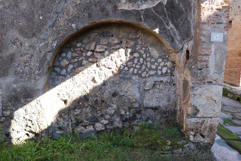 IX.2.13 Pompeii. December 2018. East wall with arched recess/niche. Photo courtesy of Aude Durand.