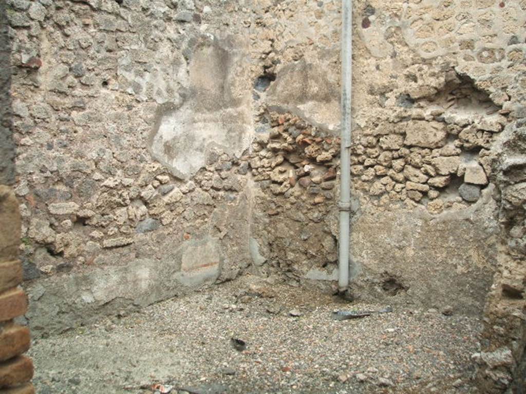 IX.2.13 Pompeii. May 2005. Triclinium on west side of entrance room. Looking towards north-west corner.

