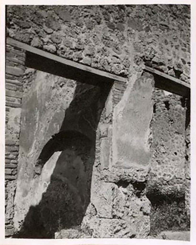 IX.2.14 Pompeii, on right. Pre-1943. Looking towards entrance doorway, on right. Photo by Tatiana Warscher.
See Warscher, T. Codex Topographicus Pompeianus, IX.2. (1943), Swedish Institute, Rome. (no.45.), p. 106.
