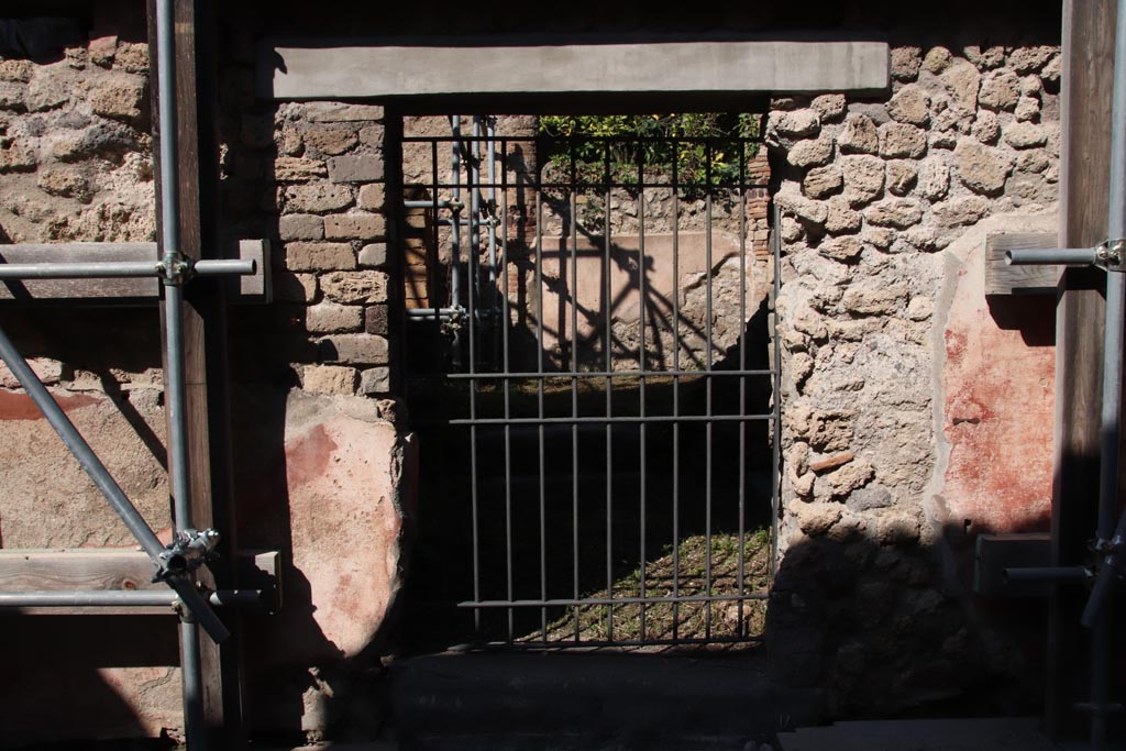 IX.2.15 Pompeii. October 2022. Looking north through entrance doorway into garden area. Photo courtesy of Klaus Heese

