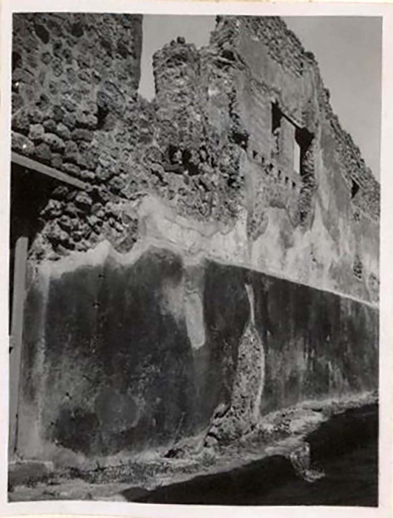 IX.2.15 Pompeii. Pre-1943. Looking east along facade, from doorway, on left. Photo by Tatiana Warscher.
See Warscher, T. Codex Topographicus Pompeianus, IX.2. (1943), Swedish Institute, Rome. (no.46.), p. 106.

