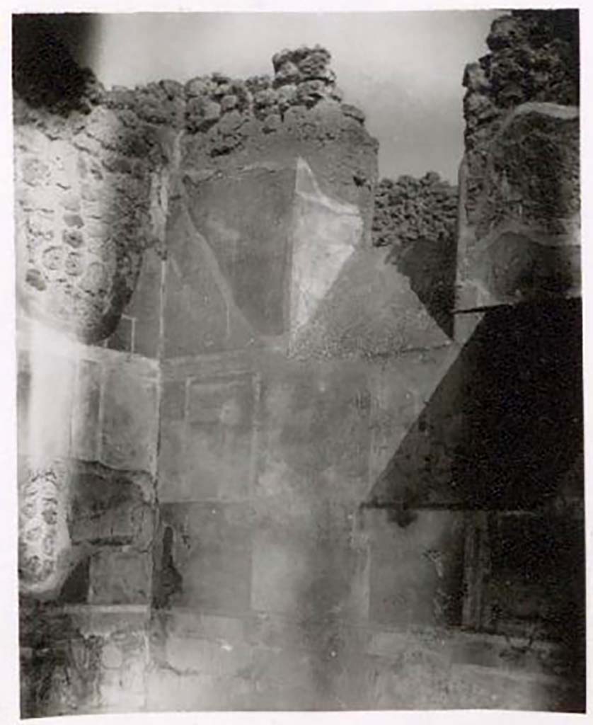 IX.2.16 Pompeii. Pre-1943. East wall in north-east corner of exedra/triclinium. Photo by Tatiana Warscher.
According to Warscher this wall has traces of IV Style wall paintings.
On the right of the window, under a small roof, one could find the wretched remains of the painting of Bellerophon.
See Warscher, T. Codex Topographicus Pompeianus, IX.2. (1943), Swedish Institute, Rome. (no.55.), p. 125.
